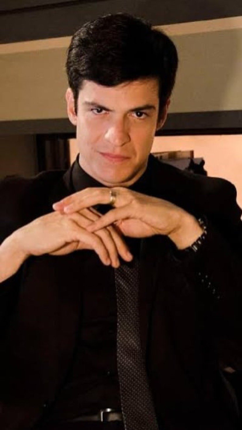 Irritado, Mateus Solano derruba celular de espectadora que filmava durante  peça