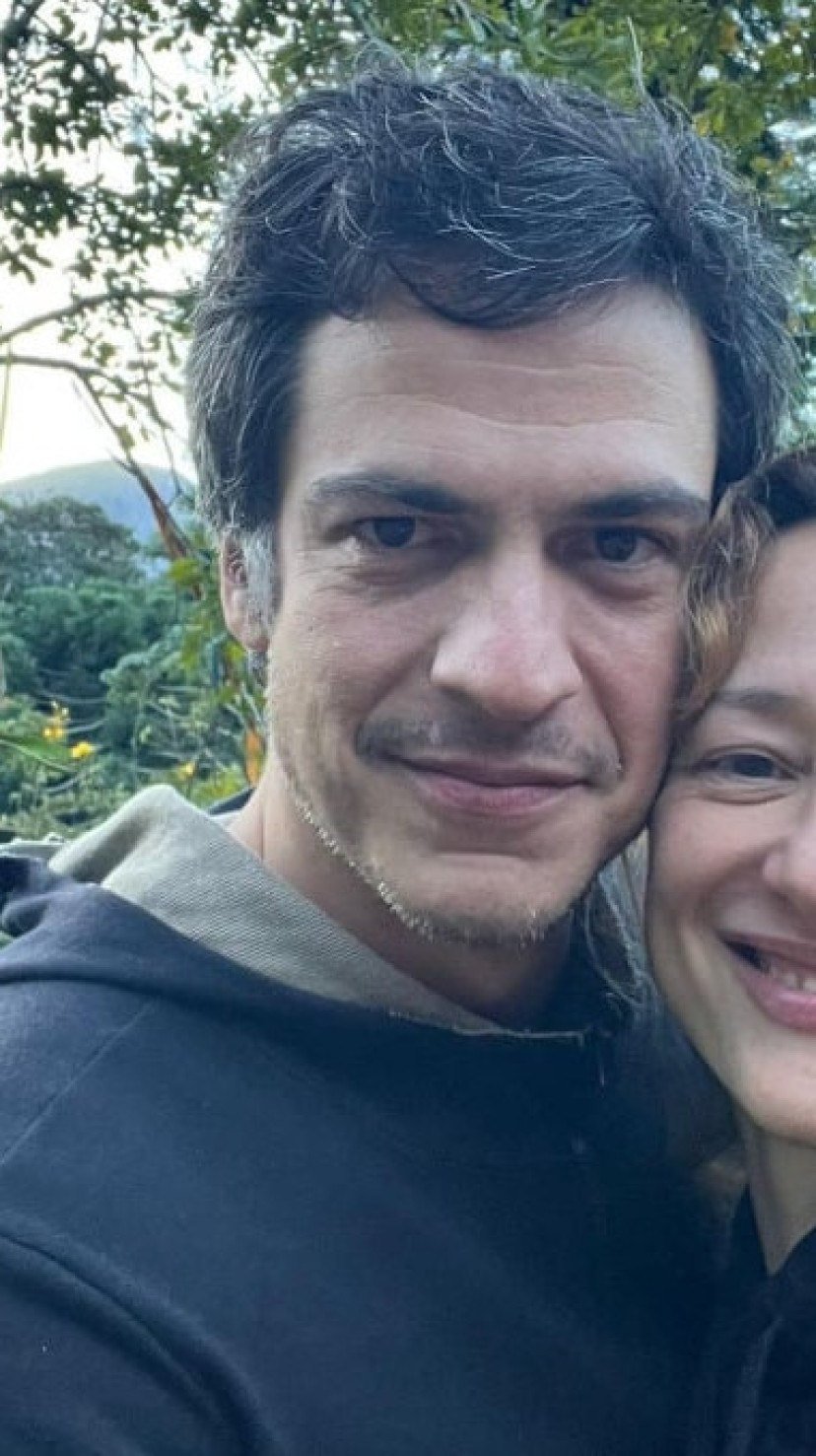 Irritado, Mateus Solano derruba celular de espectadora que filmava durante  peça