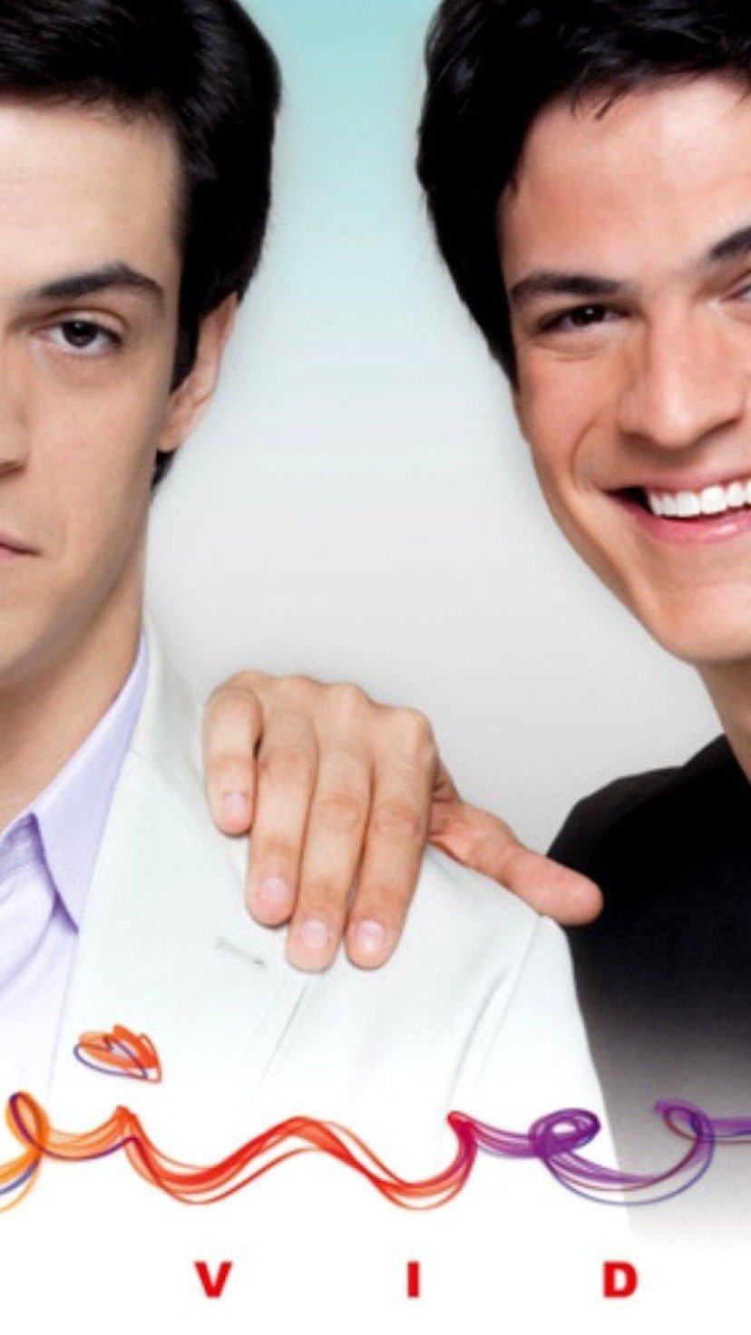 Irritado, Mateus Solano derruba celular de espectadora que filmava durante  peça