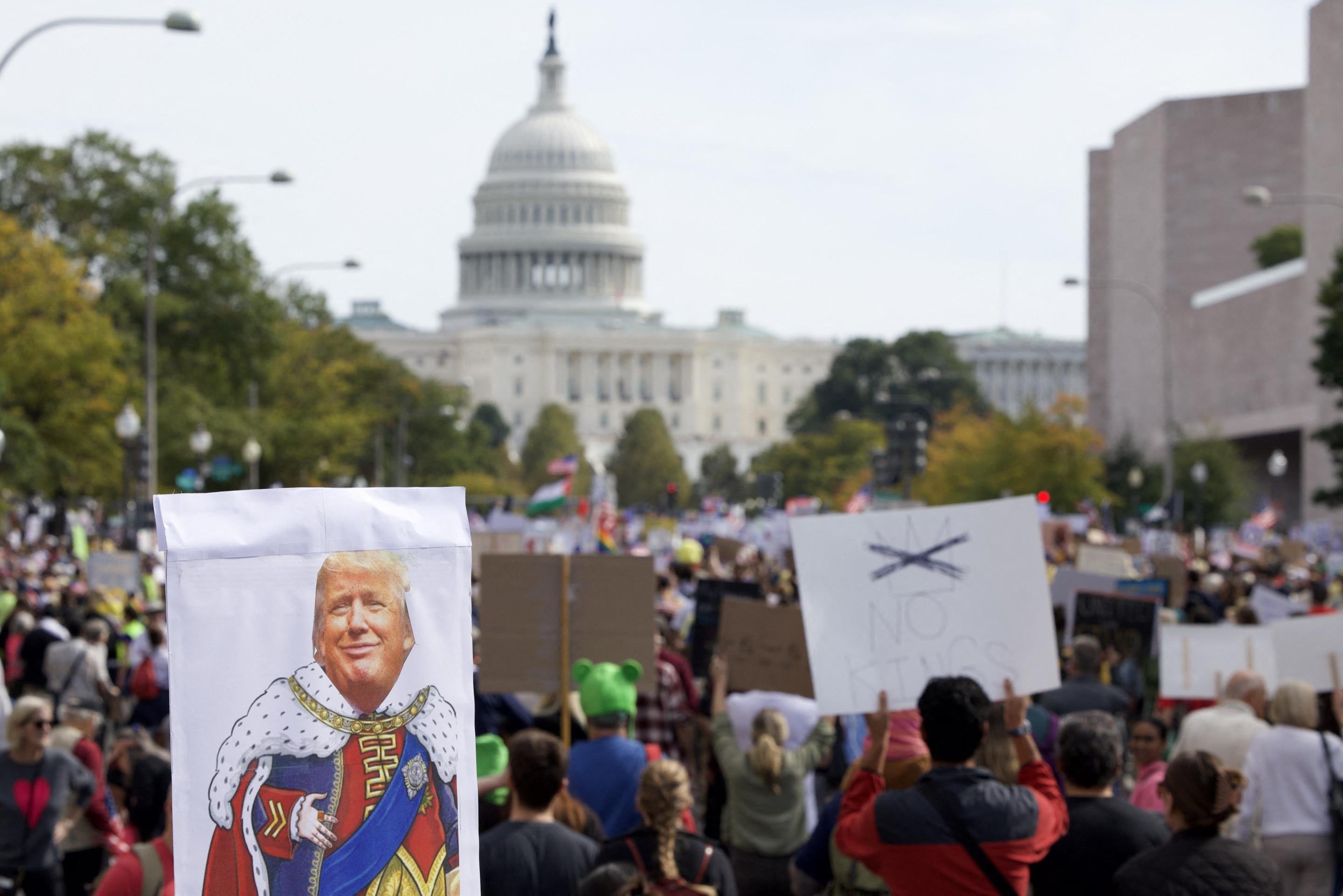 Em Washington, manifestantes marcham nas proximidades do Capitólio erguendo cartazes que criticam as políticas do magnata republicano 