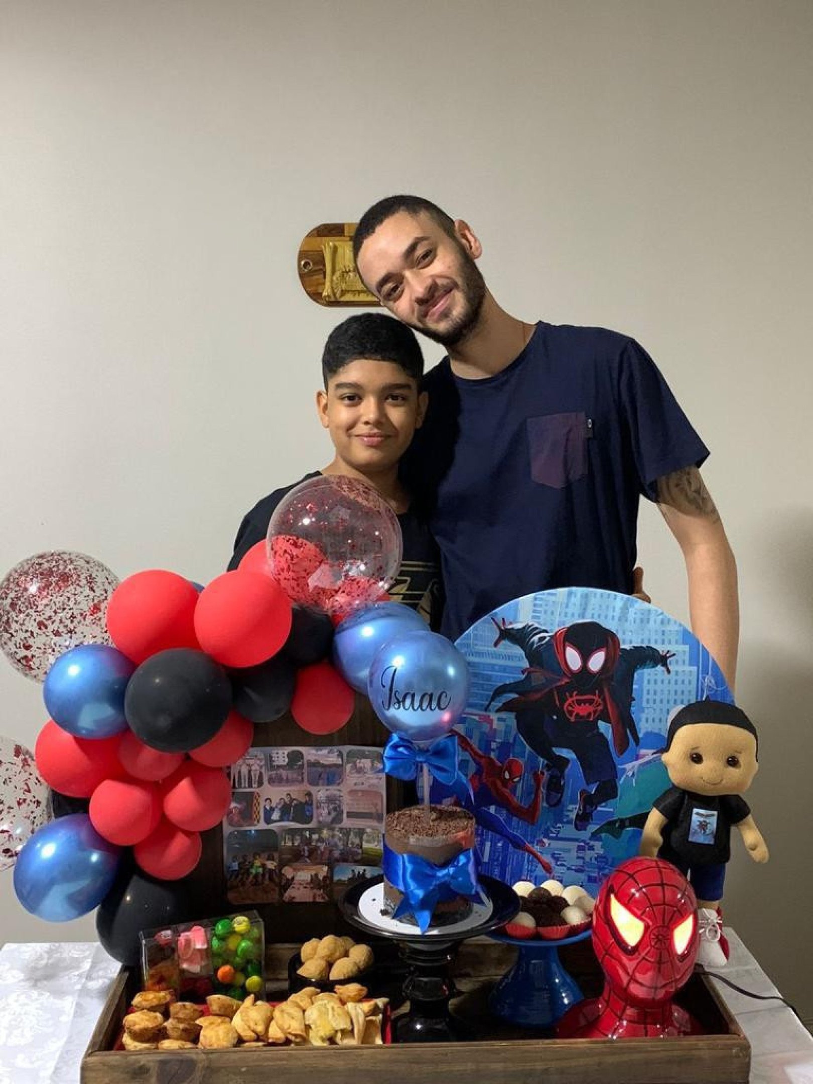 Isaac, 16, sonhava em cursar tecnologia e falava inglês fluentemente. Morto em assalto, o jovem é relembrado pelos irmãos como um adolescente dedicado, que queria trabalhar com segurança da informação. 