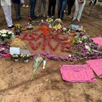 Oração, cartazes e flores foram colocados no memorial onde ocorreu o crime -  (crédito: Giovanna Kunz CB/DA Press. )