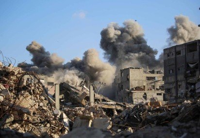 Prédio no campo de refugiados de Bureij, no centro do enclave palestino, é atingido por bombas lançadas pelo Exército de Israel -  (crédito:  AFP) -Prédio no campo de refugiados de Bureij, no centro do enclave palestino, é atingido por bombas lançadas pelo Exército de Israel -  (crédito:  AFP)