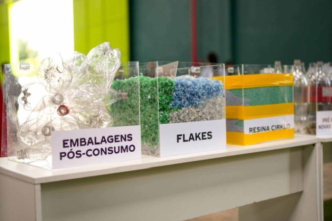 O PET é convertido em flocos de plástico reciclado, usados como matéria-prima em diversos produtos 