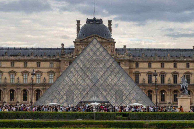 Roubo no Louvre: o que se sabe sobre o crime no museu de Paris - (crédito: BBC Geral) Roubo no Louvre: o que se sabe sobre o crime no museu de Paris - (crédito: BBC Geral)
