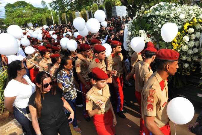 Velório e enterro do estudante Isaac Vilhena: emoção de familiares e dezenas de amigos -  (crédito: Minervino Júnior/CB/D.A.Press)