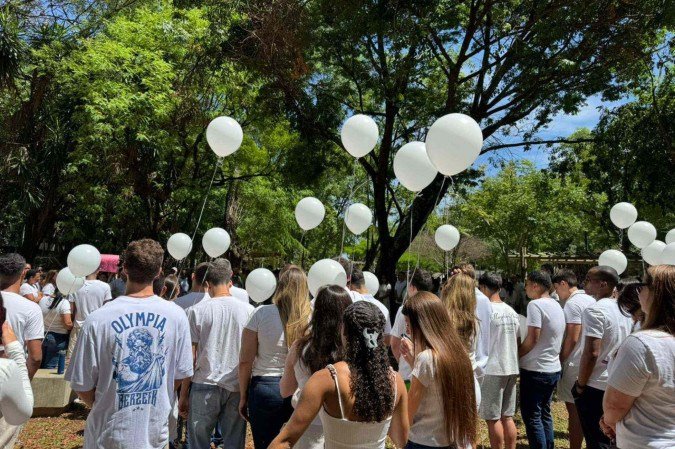  Colegas soltaram balões brancos no parque onde Isaac morreu