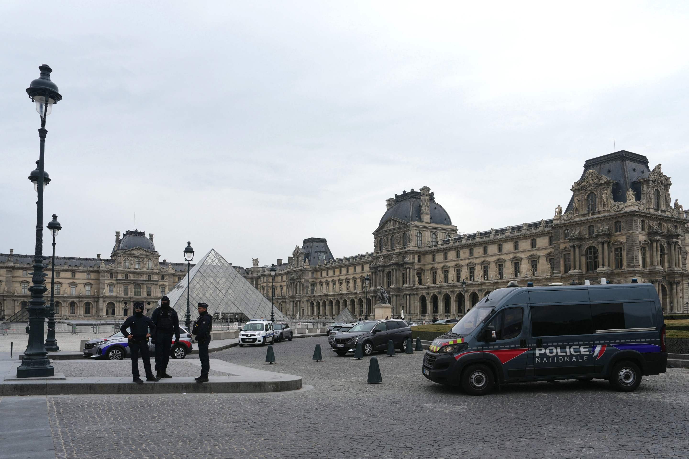Joias roubadas no Louvre são avaliadas em mais de R$ 550 milhões