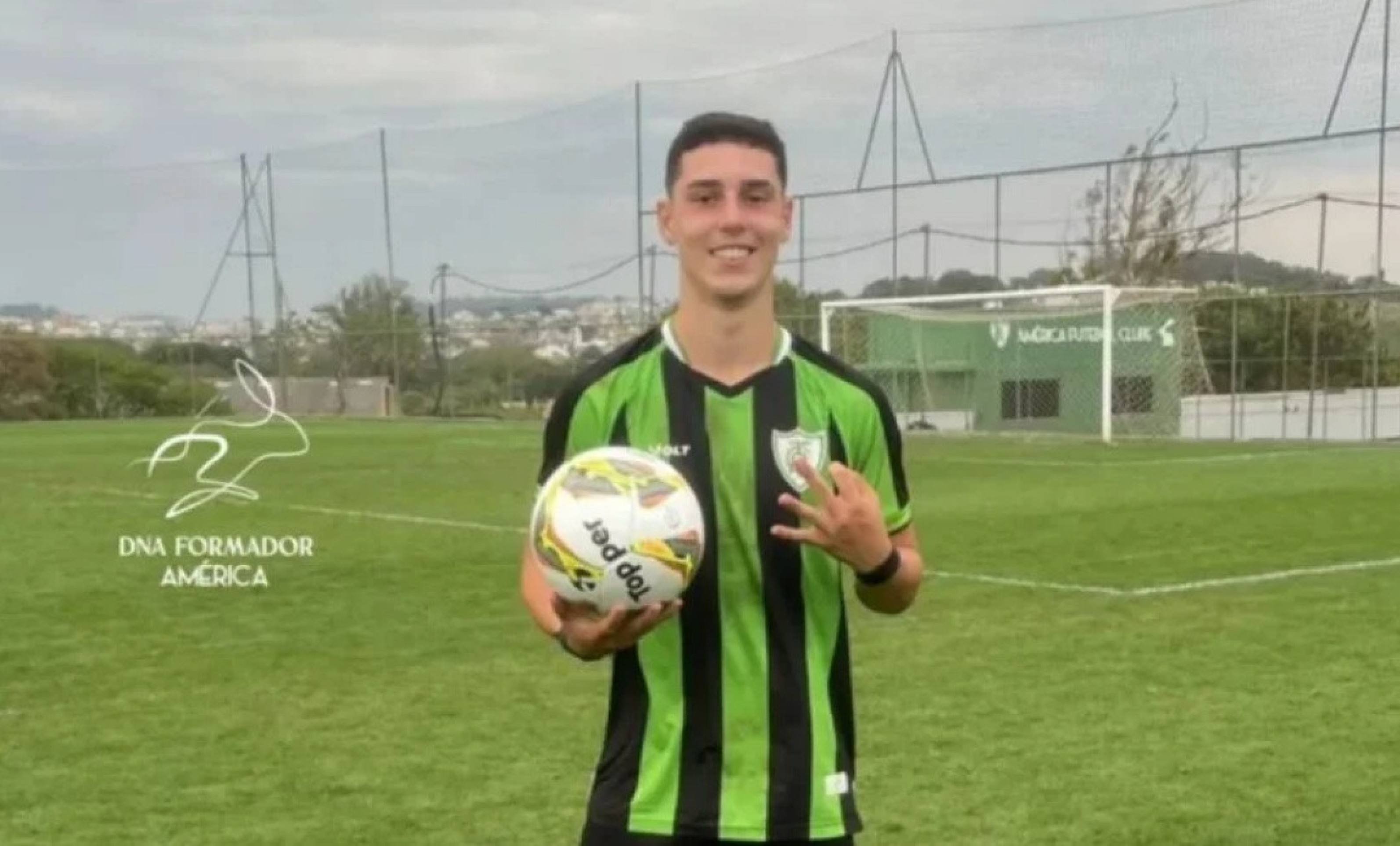 Filho de ídolo do América marca 3 gols em vitória do time sub-17