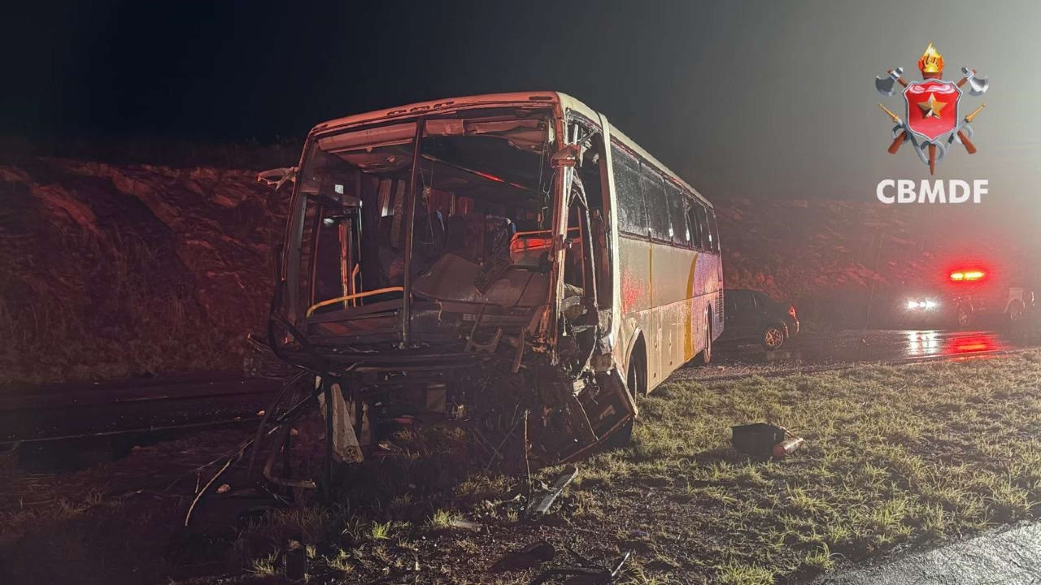 Colisão entre ônibus, caminhão e carro deixa 15 feridos: um motorista, em estado grave