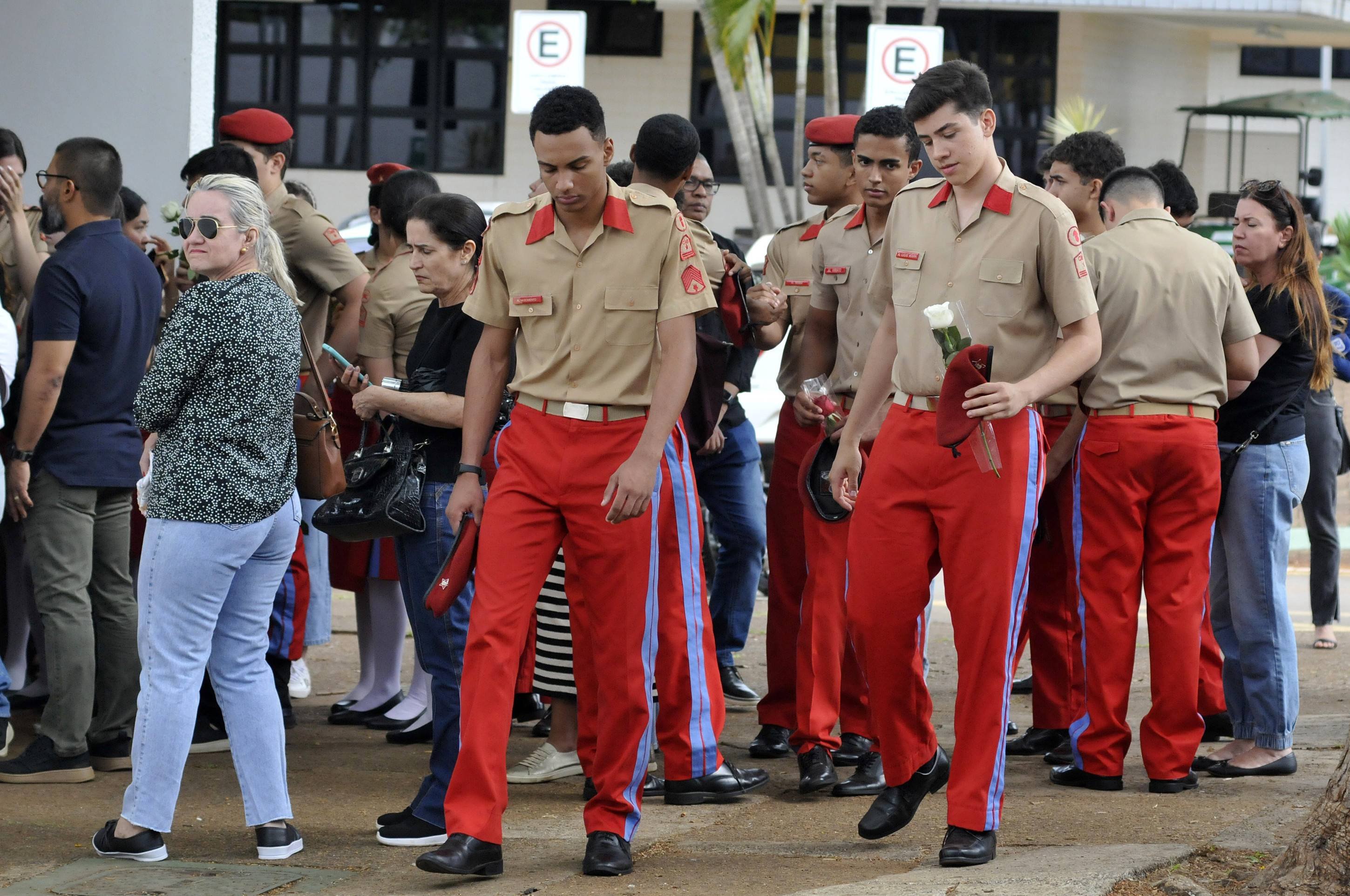  07/04/2025. Crédito: Minervino Júnior/CB/D.A Press. Brasil.  Brasilia - DF. Velório e enterro do estudante Isaac Vilhena vítima de latrocínio no parque da 112/113 Sul.