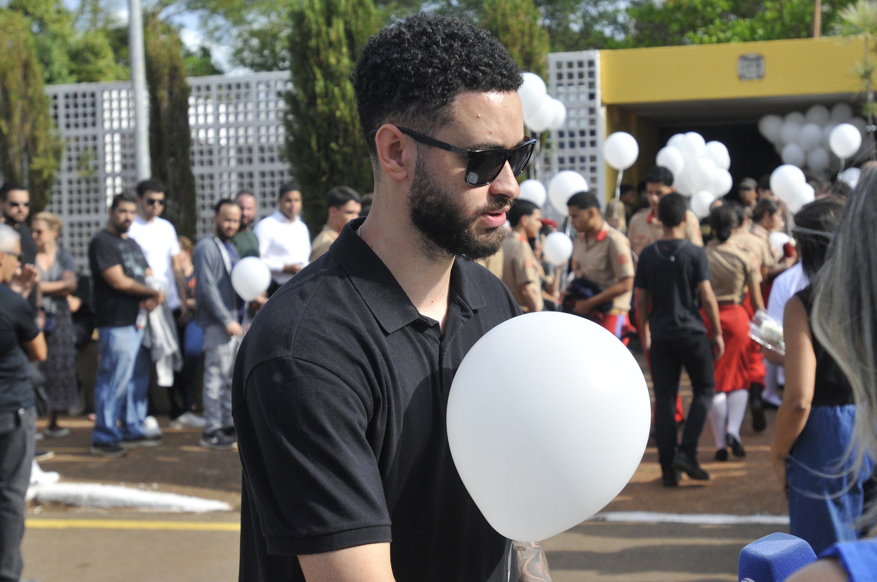  07/04/2025. Crédito: Minervino Júnior/CB/D.A Press. Brasil.  Brasilia - DF. Velório e enterro do estudante Isaac Vilhena vítima de latrocínio no parque da 112/113 Sul. Edson Avelino - irmão da vítima.