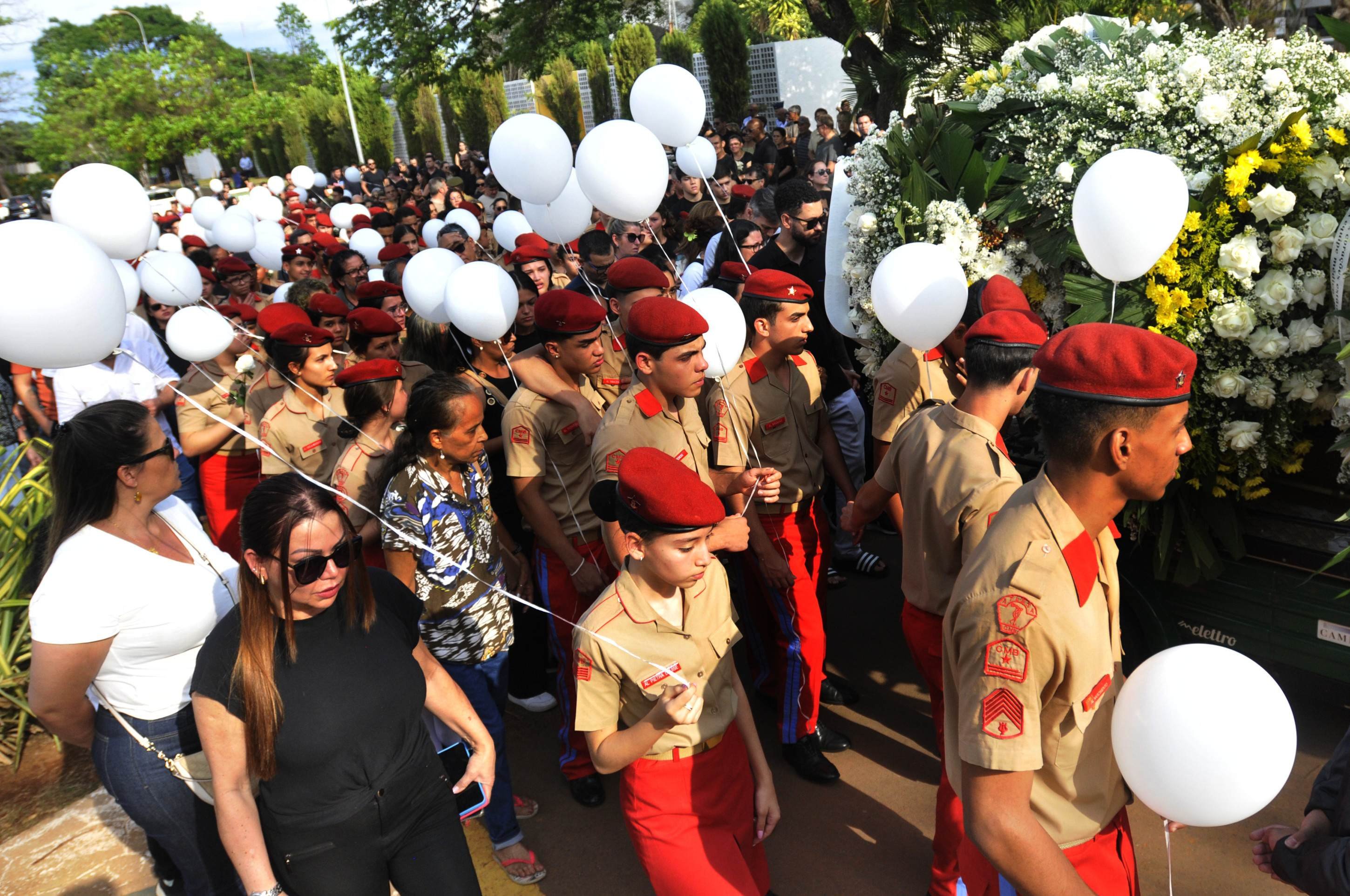 Entre orações e aplausos, centenas se despedem de Isaac Vilhena