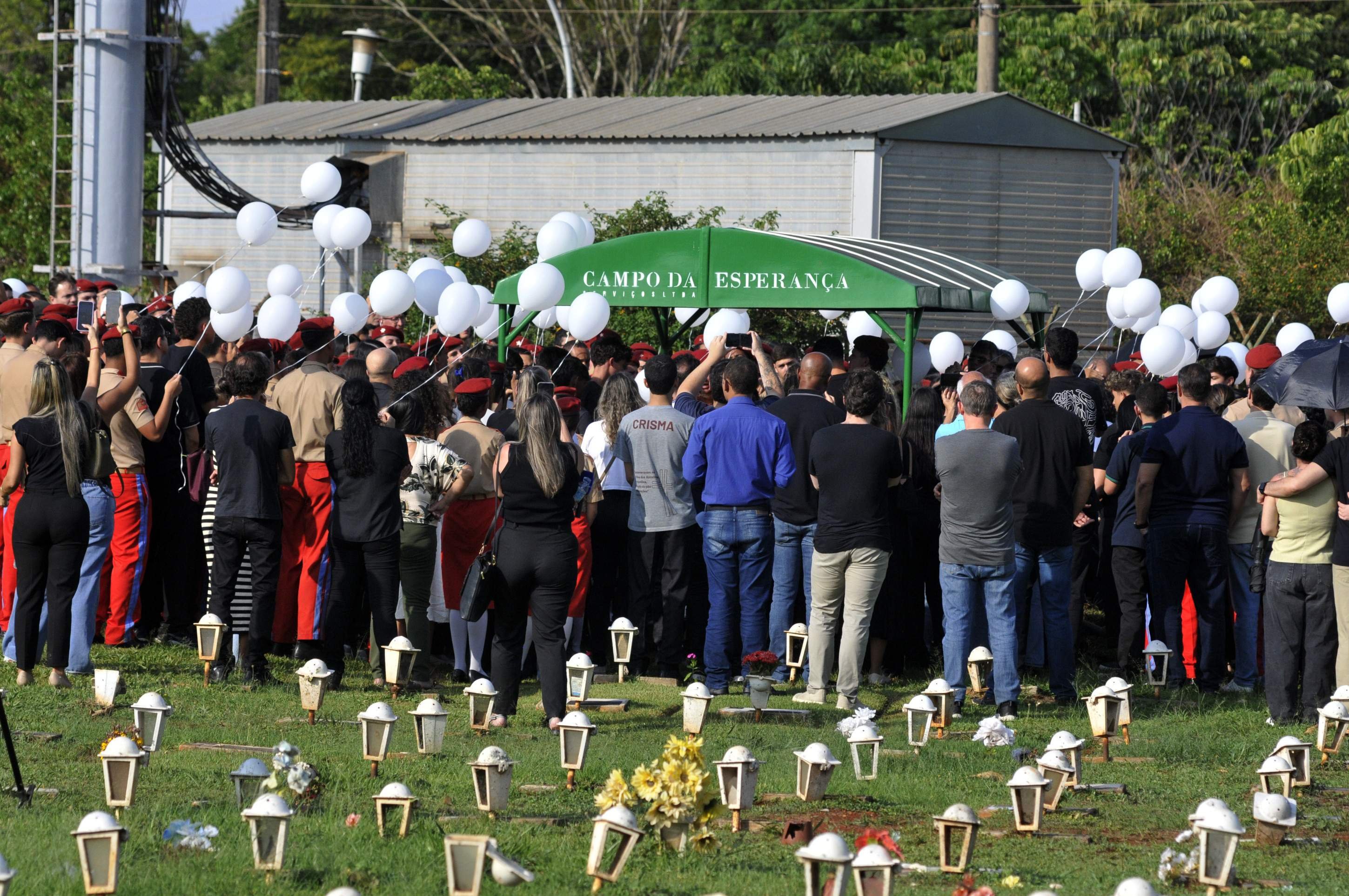  07/04/2025. Crédito: Minervino Júnior/CB/D.A Press. Brasil.  Brasilia - DF. Velório e enterro do estudante Isaac Vilhena vítima de latrocínio no parque da 112/113 Sul.