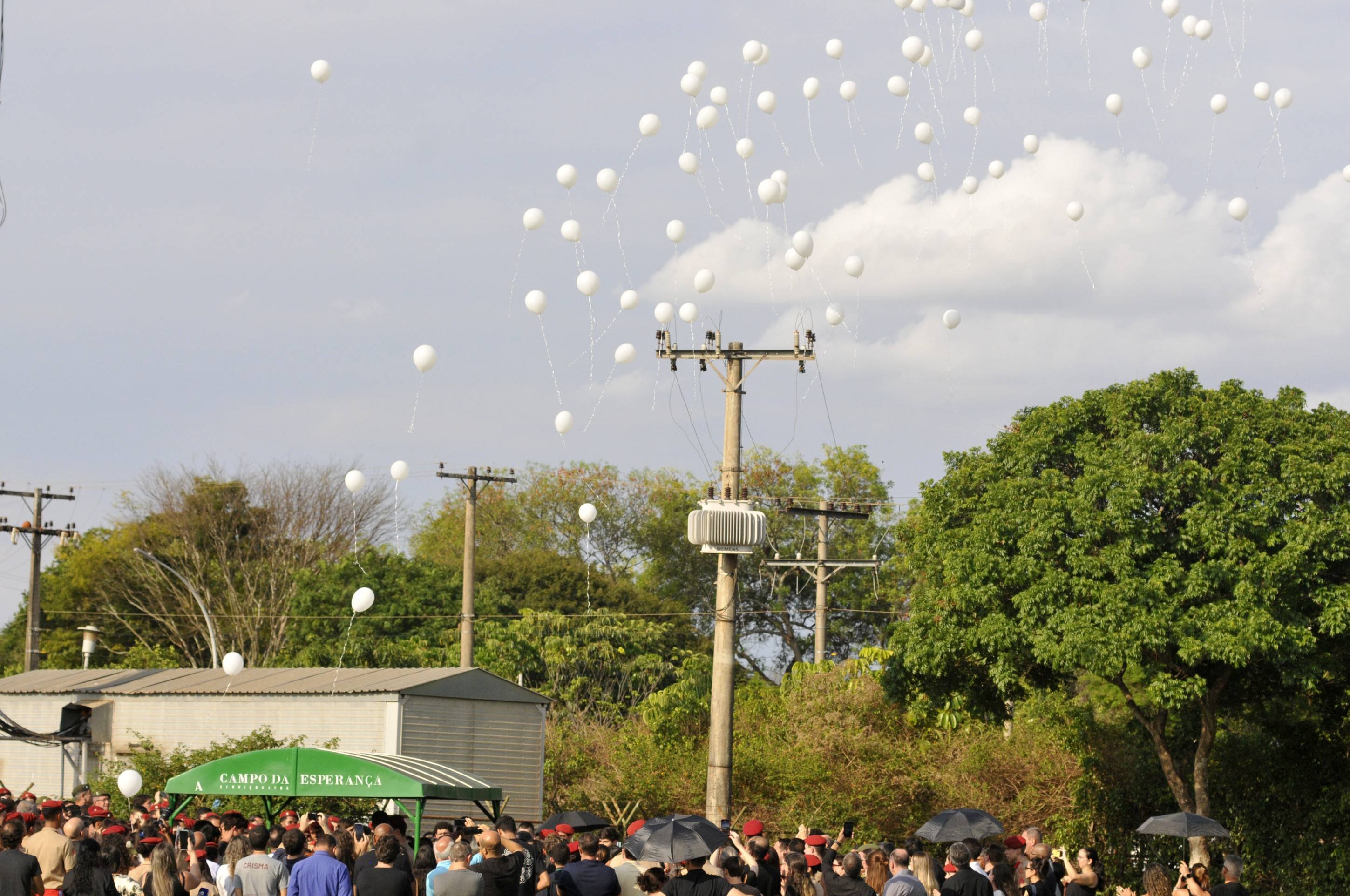  07/04/2025. Crédito: Minervino Júnior/CB/D.A Press. Brasil.  Brasilia - DF. Velório e enterro do estudante Isaac Vilhena vítima de latrocínio no parque da 112/113 Sul.