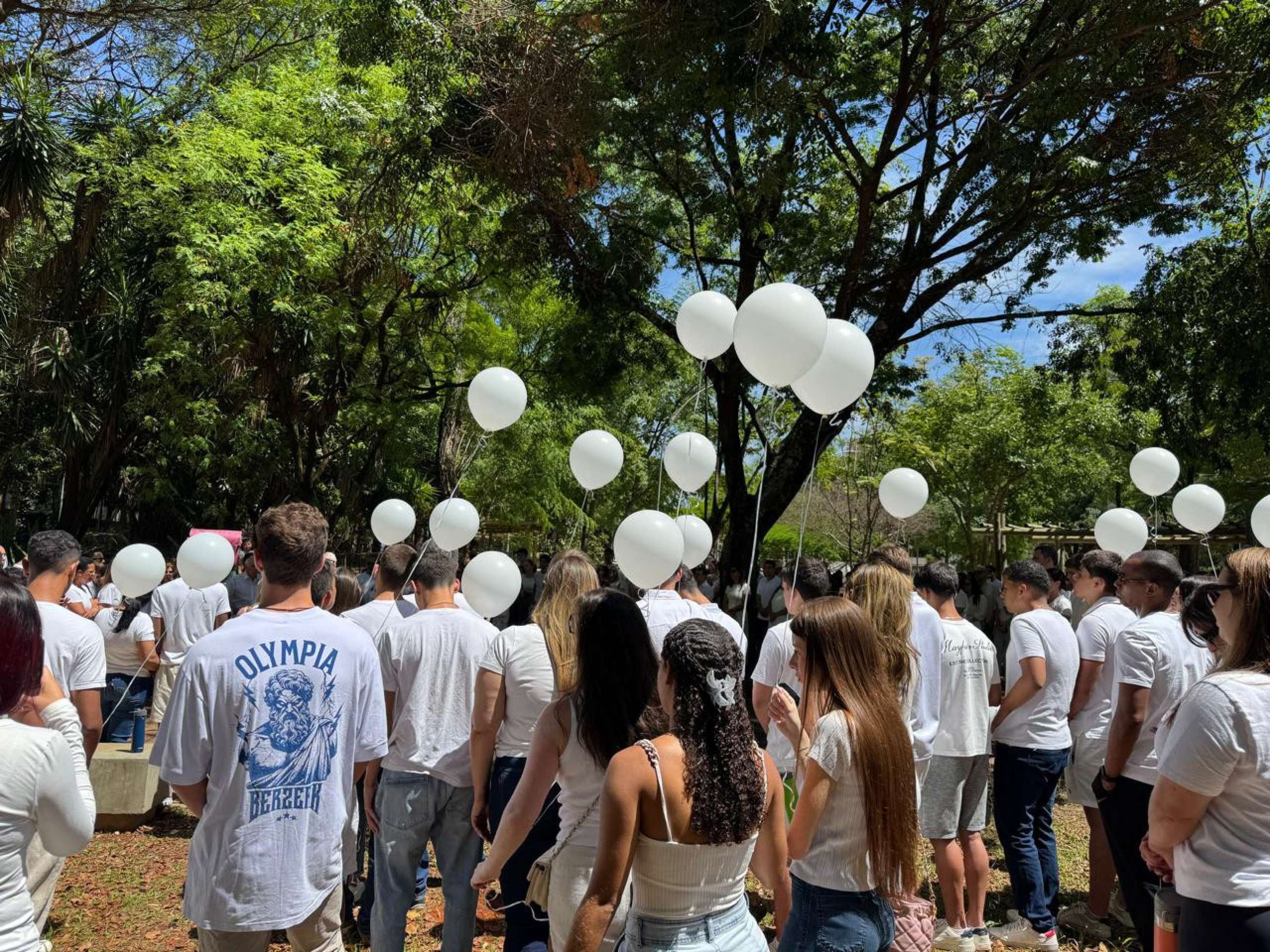 Amigos, familiares e moradores fizeram uma homenagem à Isaac Vilhena  -  (crédito: Giovanna Kunz/Correio Braziliense)