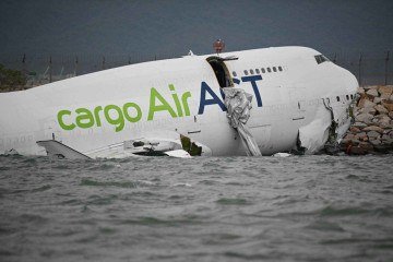 Avião derrapa em pista de aeroporto e mata duas pessoas  - PETER PARKS / AFP