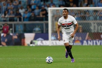 O zagueiro Sabino busca se firmar no esquema de três defensores de Crespo