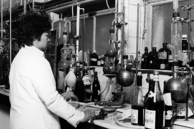 Cientista coleta amostras de vinhos italianos para verificar teor de metanol em 1986 -  (crédito: Getty Images)