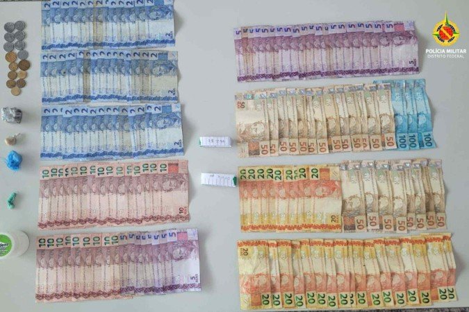 Uma equipe do 25º Batalhão notou atitude suspeita do adolescente, que tentou se desfazer de seus pertences -  (crédito: Divulgação/PMDF)