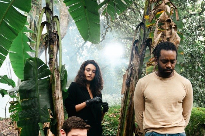 Recém-divorciados, os detetives deixam as diferenças de lado para desvendar o mistério - (crédito: Theo Doré) Recém-divorciados, os detetives deixam as diferenças de lado para desvendar o mistério - (crédito: Theo Doré)