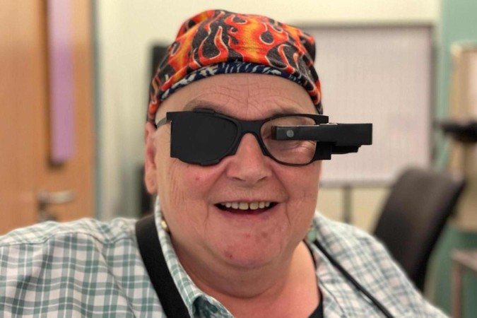 Sheila diz que faz com pressa suas tarefas todos os dias só para ter mais tempo para usar seus óculos especiais - (crédito: BBC) Sheila diz que faz com pressa suas tarefas todos os dias só para ter mais tempo para usar seus óculos especiais - (crédito: BBC)