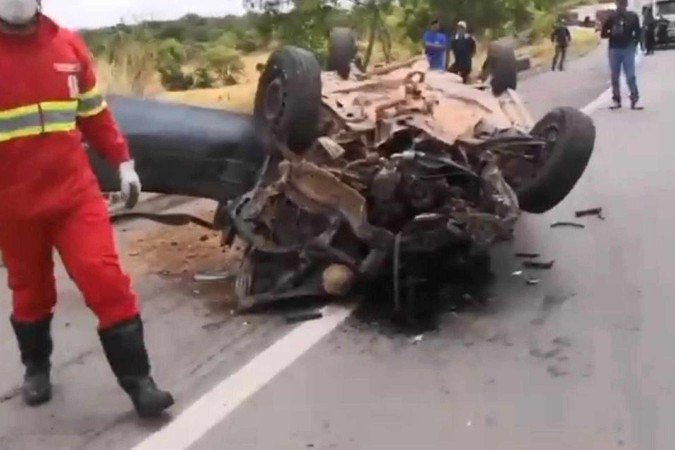 Os três ocupantes do automóvel morreram ainda no local - (crédito: Reprodução/PRF-GO) Os três ocupantes do automóvel morreram ainda no local - (crédito: Reprodução/PRF-GO)
