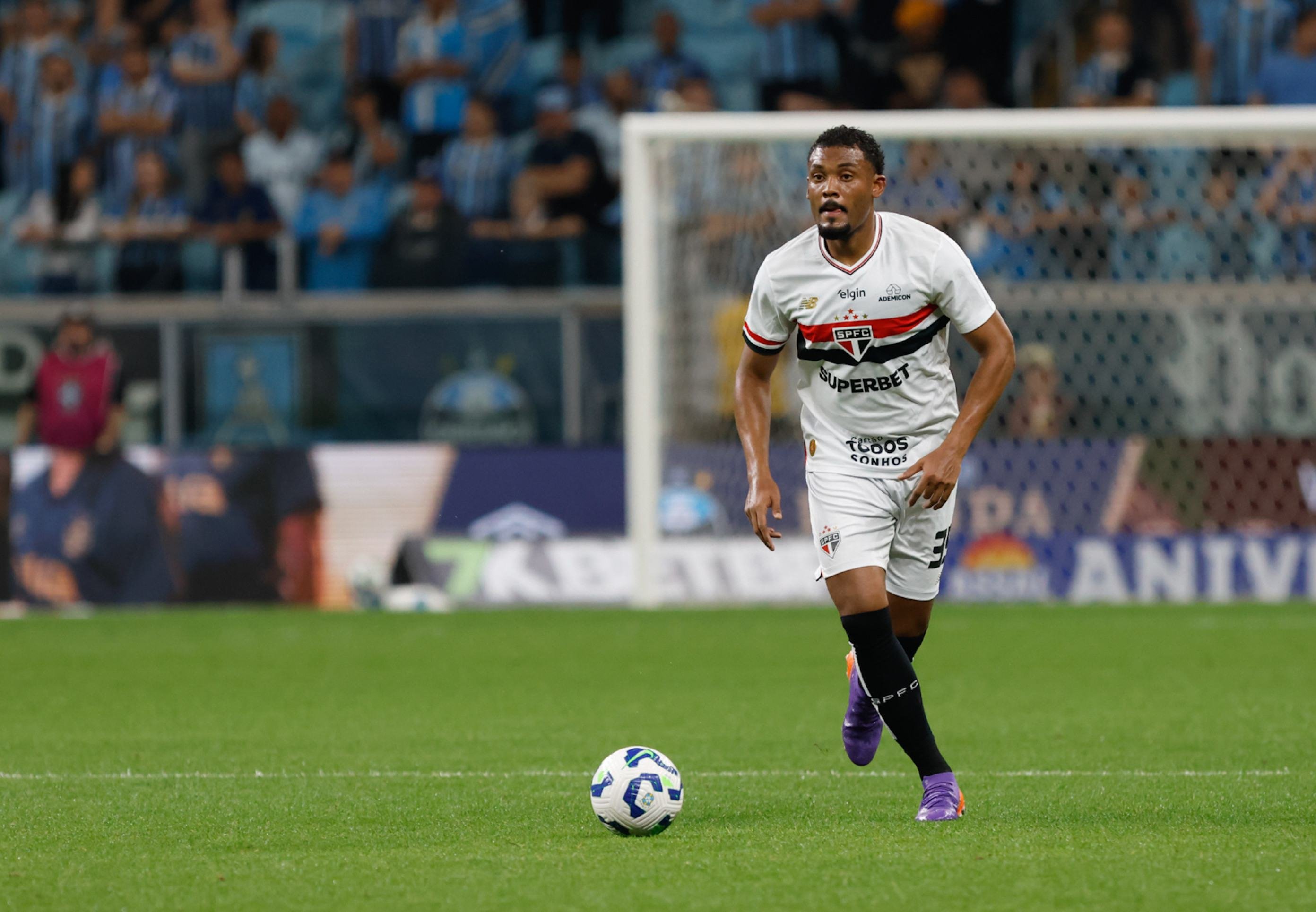 O zagueiro Sabino busca se firmar no esquema de três defensores de Crespo