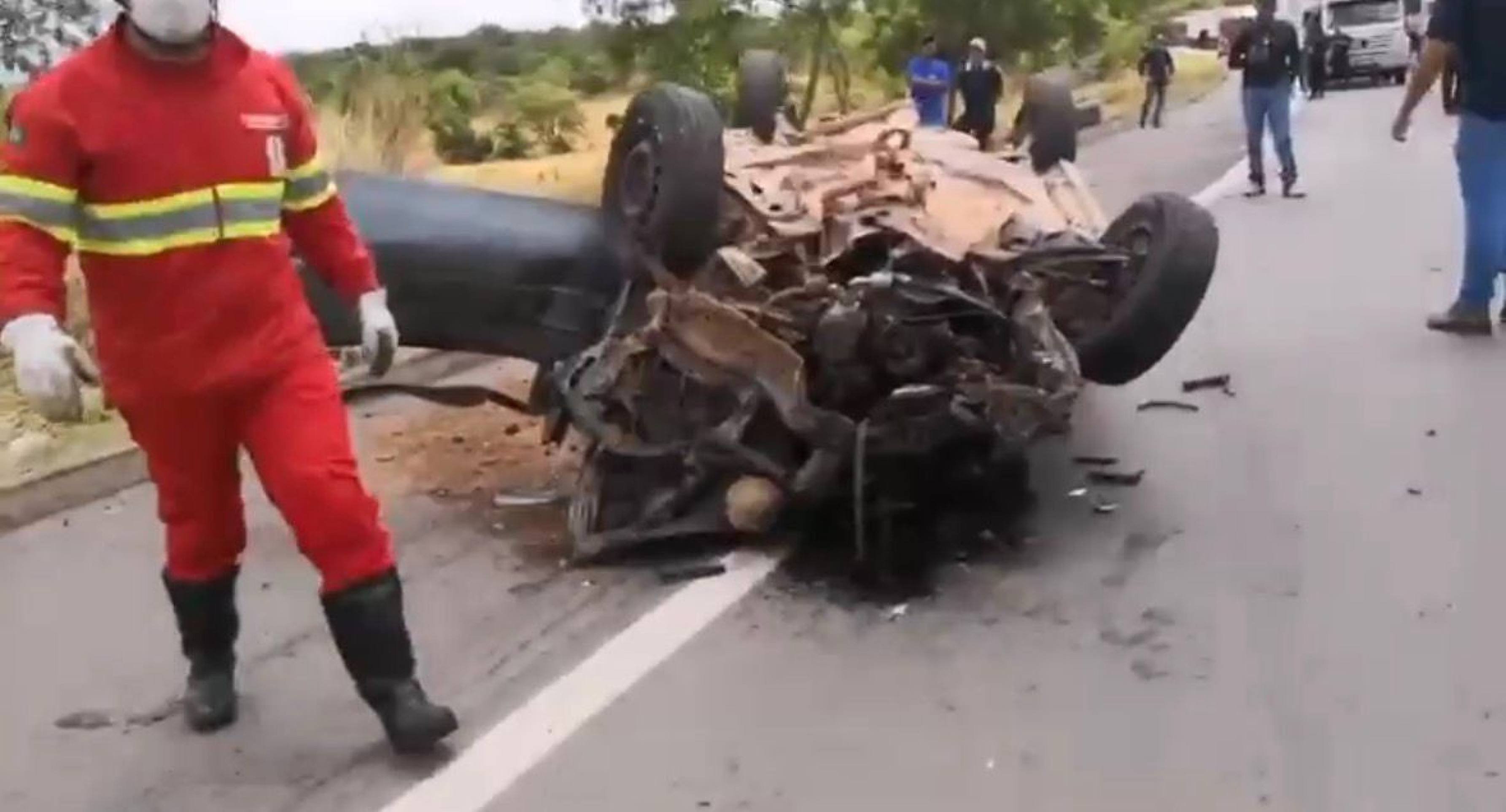 Acidente entre carro e ambulância deixa três mortos em rodovia de Goiás