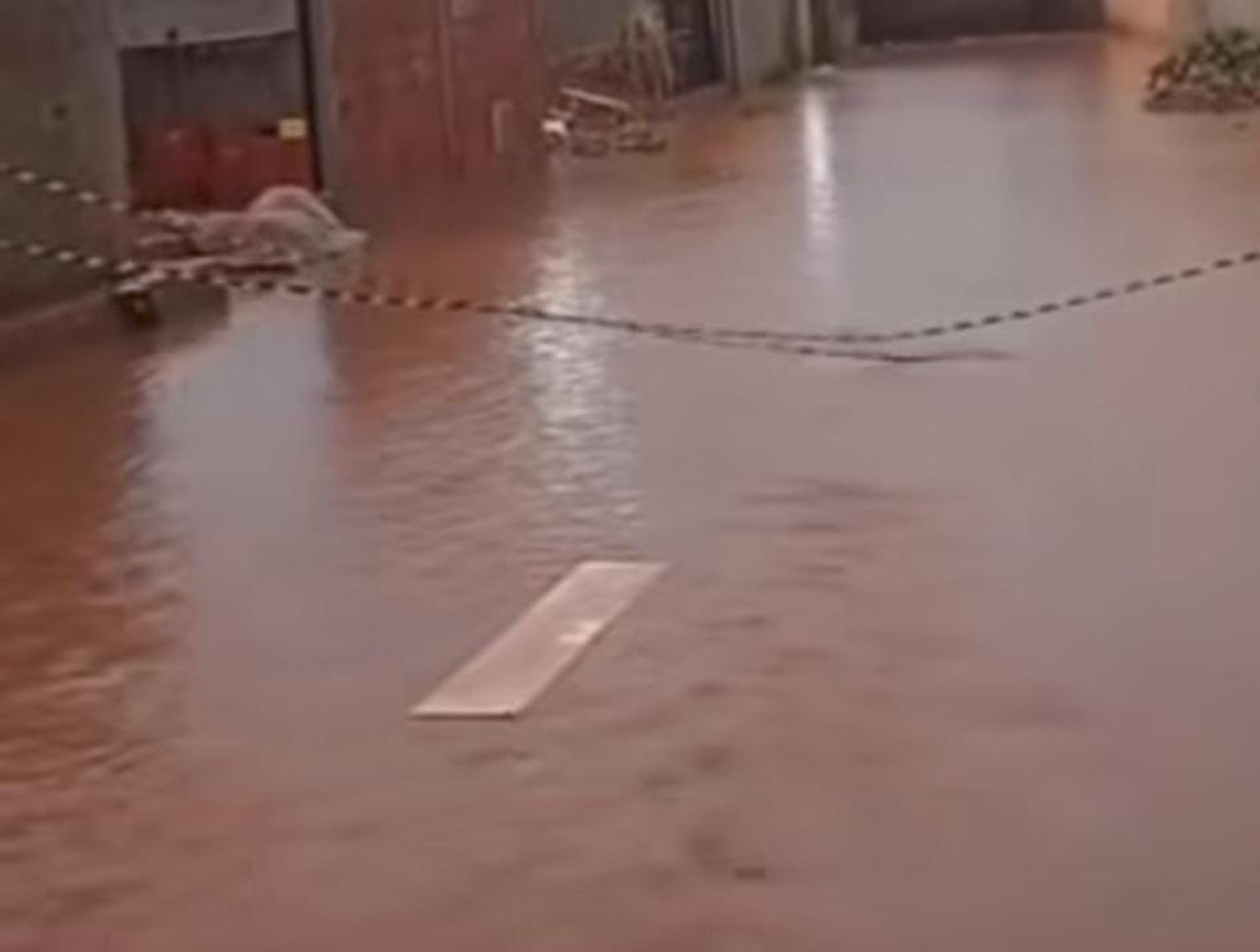 Ontem, a chuva voltou a castigar o Sol Nascente e água atingiu as faixas da Defesa Civil