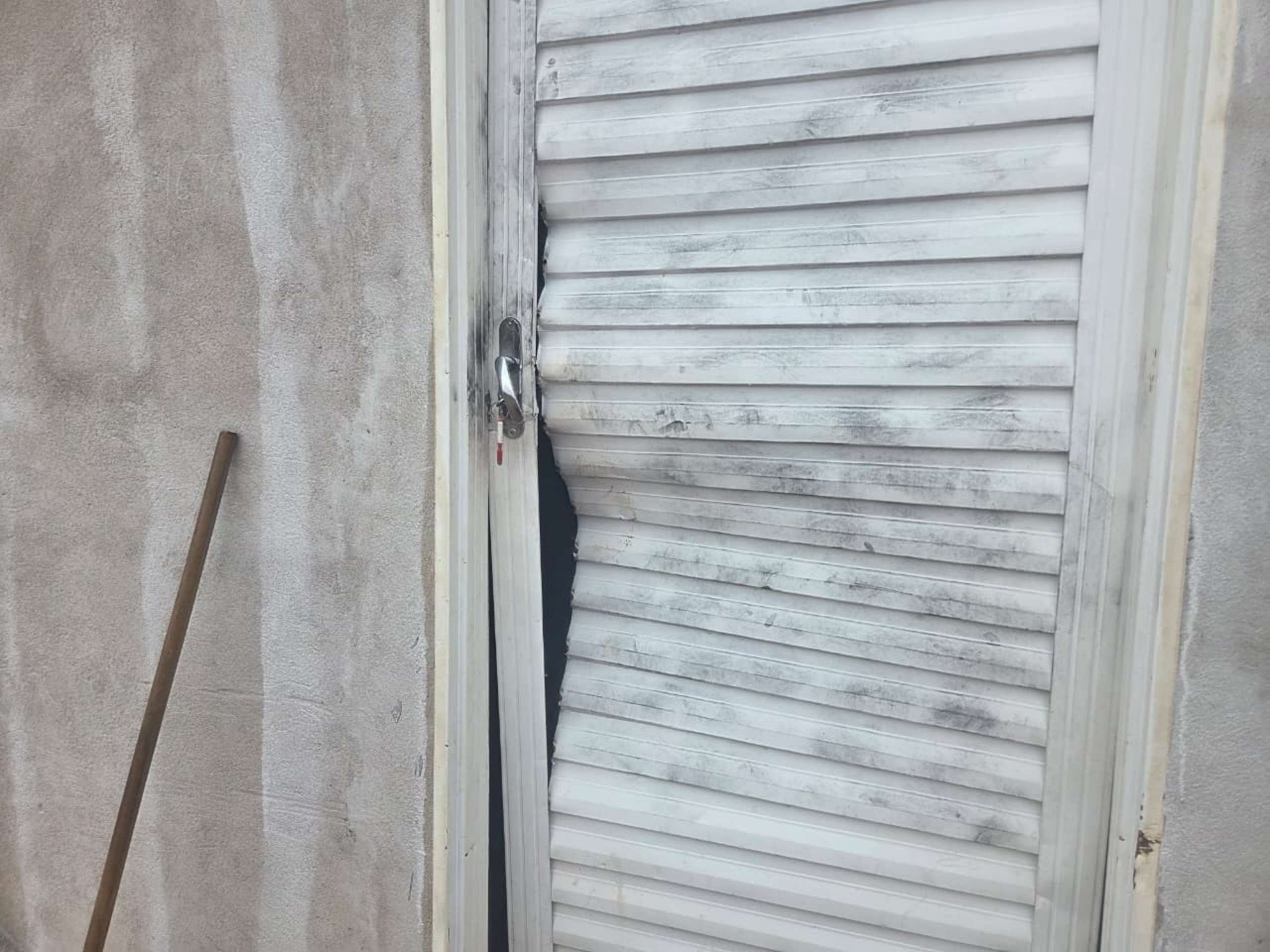 Criminosos arrombaram as duas portas da casa