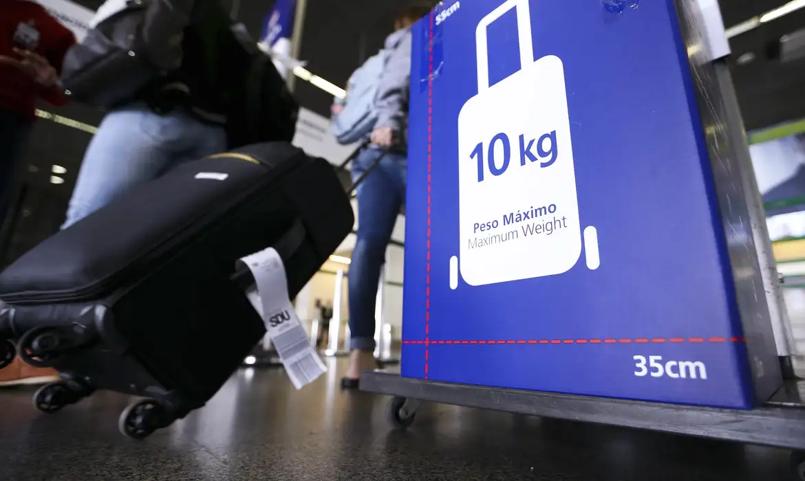 Uma comissão especial será criada para debater o tema junto com outros problemas no tratamento das companhias aéreas aos passageiros. -  (crédito: Marcelo Camargo/Agência Brasil)