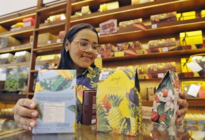 Daiane Rocha, sub-gerente da Dengo Chocolates, diz que a loja vai contratar, pela primeira vez, colaboradores temporários  -  (crédito: Minervino Júnior/CB/D.A.Press)