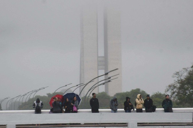O céu deverá ser de muitas nuvens, acompanhado por ventos fracos, que continuam ao longo do sábado - (crédito: Ed Alves CB/DA Press) O céu deverá ser de muitas nuvens, acompanhado por ventos fracos, que continuam ao longo do sábado - (crédito: Ed Alves CB/DA Press)