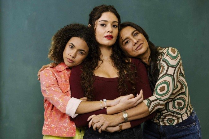 ‘Três Graças’ estreia com representatividade trans e drama sobre mães solos