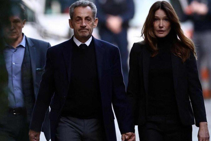 Nicolas Sarkozy é preso: o que prisão de ex-presidente francês tem a ver com ditador líbio Muammar Khadafi? - (crédito: BBC Geral) Nicolas Sarkozy é preso: o que prisão de ex-presidente francês tem a ver com ditador líbio Muammar Khadafi? - (crédito: BBC Geral)