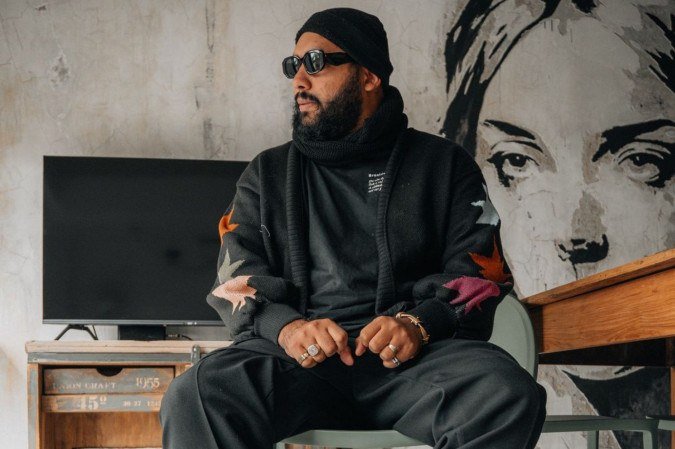 Omik é um artista visual que traduz sentimentos em formas, volumes e mensagens silenciosas - (crédito: STU/Divulgação) Omik é um artista visual que traduz sentimentos em formas, volumes e mensagens silenciosas - (crédito: STU/Divulgação)