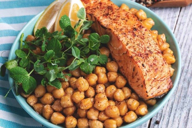 Salmão grelhado com grão-de-bico (Imagem: koss13 | Shutterstock) - (crédito: EdiCase) Salmão grelhado com grão-de-bico (Imagem: koss13 | Shutterstock) - (crédito: EdiCase)
