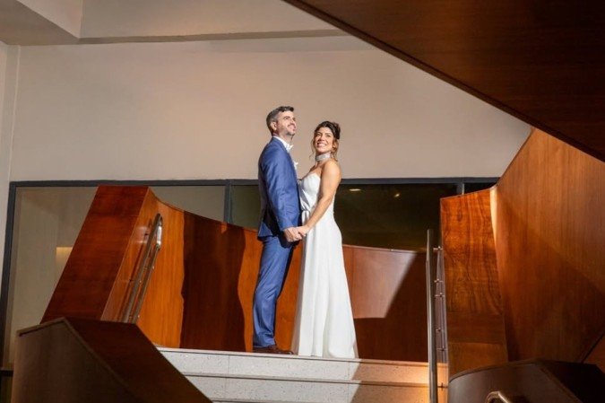 Casal viraliza com votos de casamento inspirados no universo dos concursos 