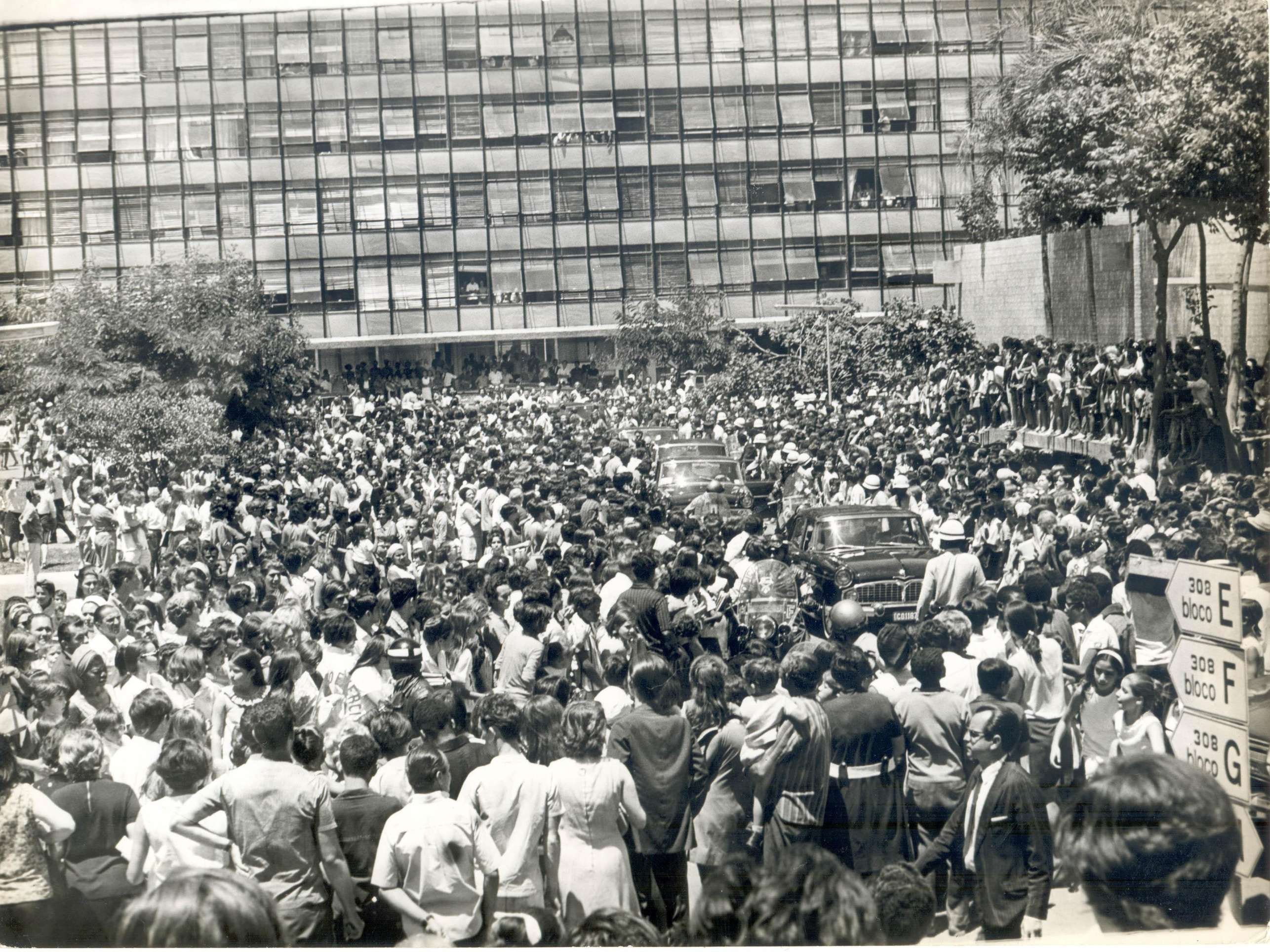 Multid&atilde;o cerca o hotel para ver a Rainha Elizabeth II durante visita a Bras&iacute;lia
