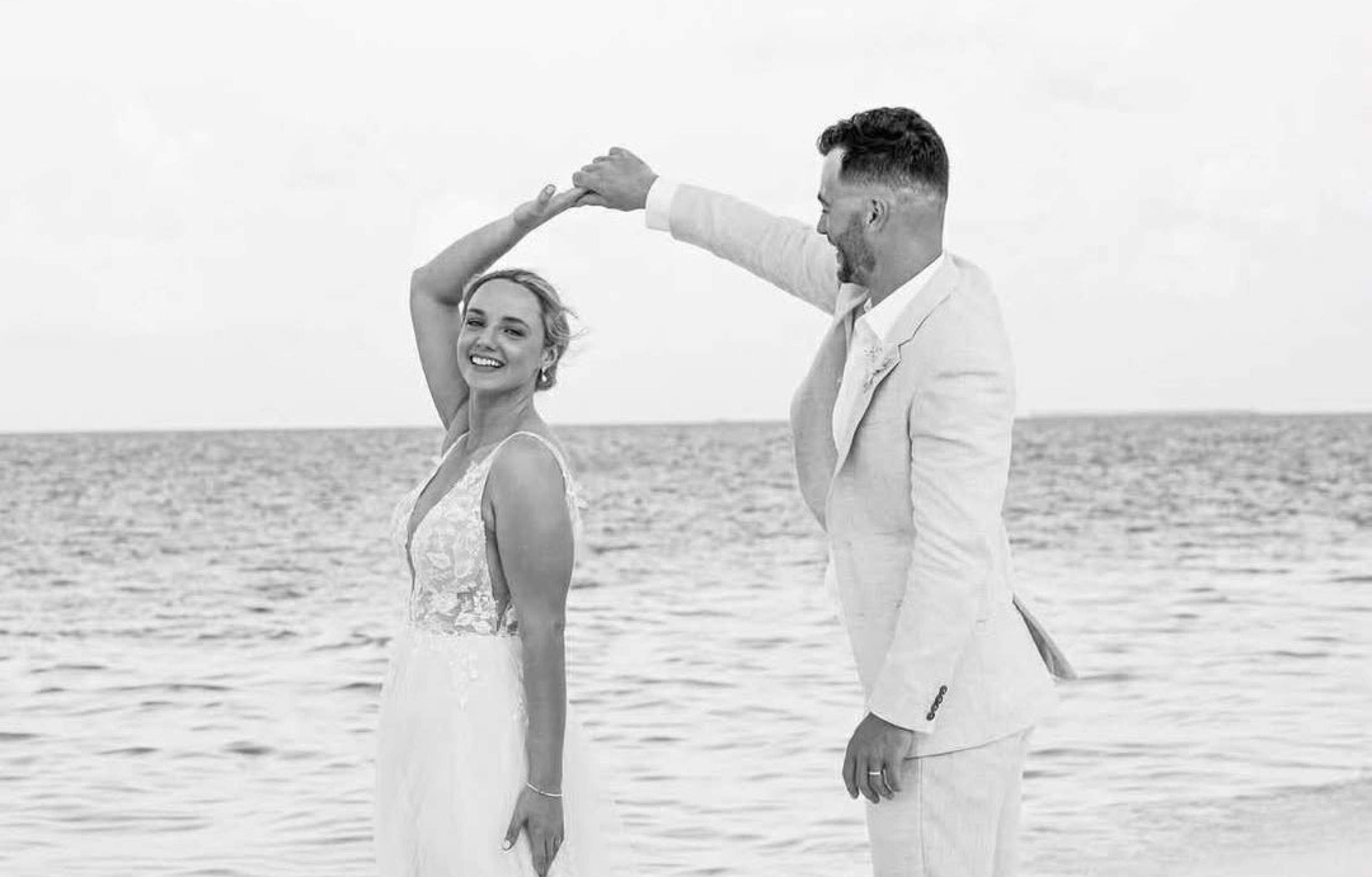 Influenciadora australiana morre aos 29 anos após complicação rara em parto domiciliar