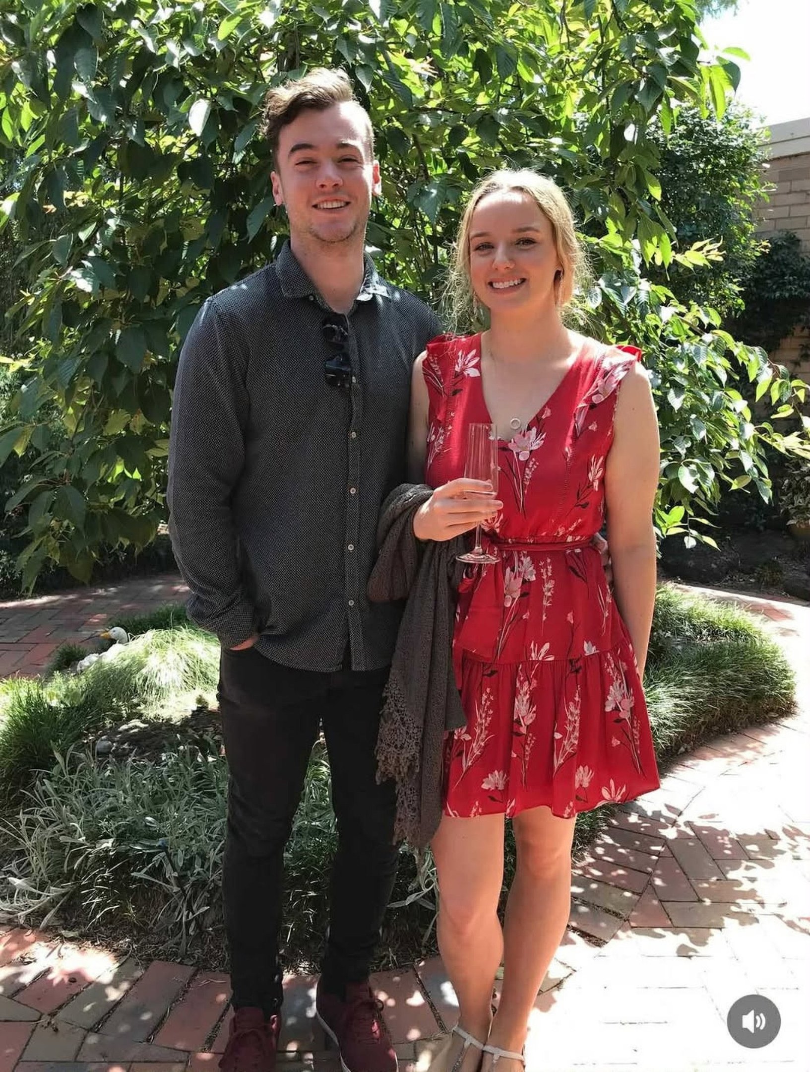 Influenciadora australiana morre aos 29 anos após complicação rara em parto domiciliar