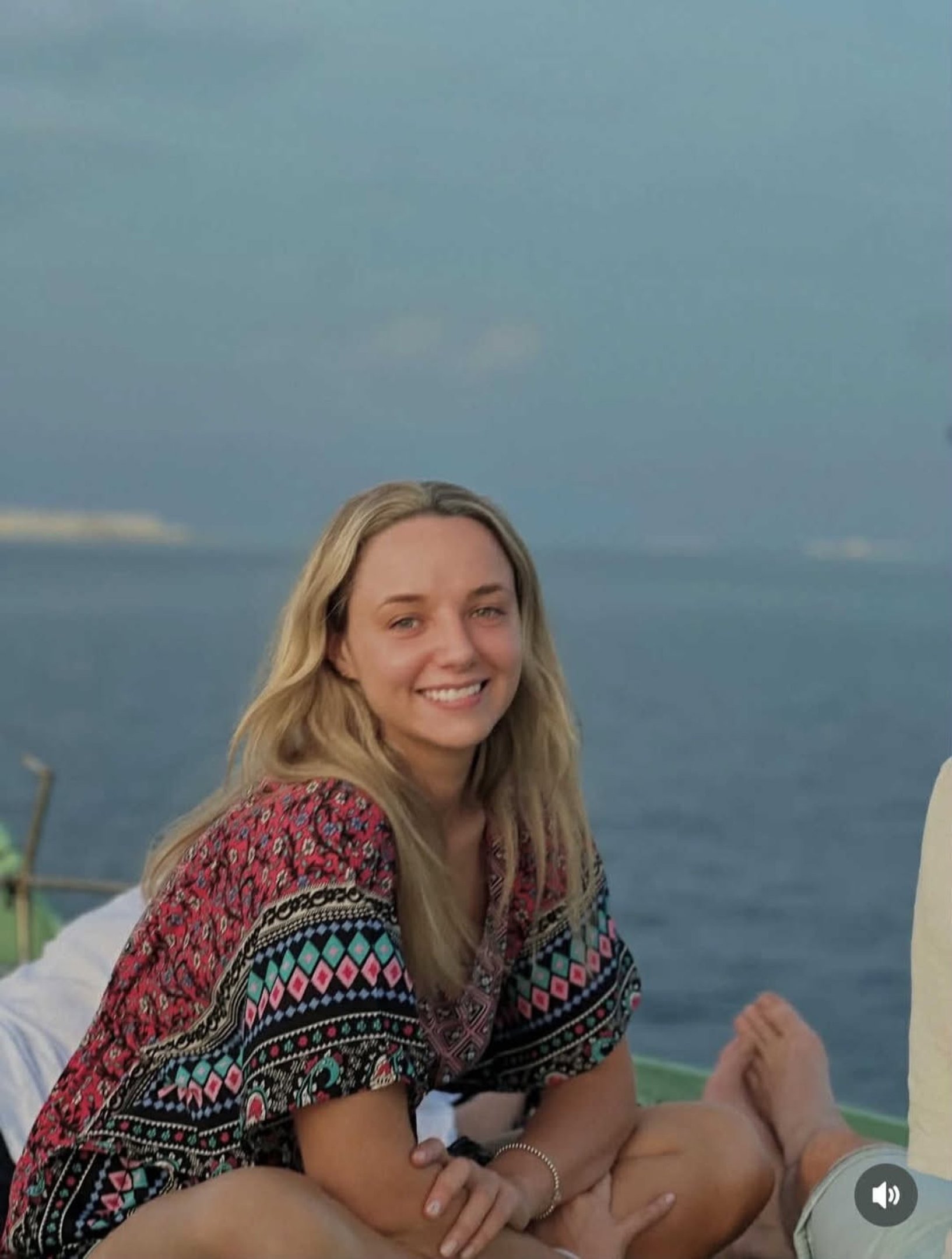 Influenciadora australiana morre aos 29 anos após complicação rara em parto domiciliar