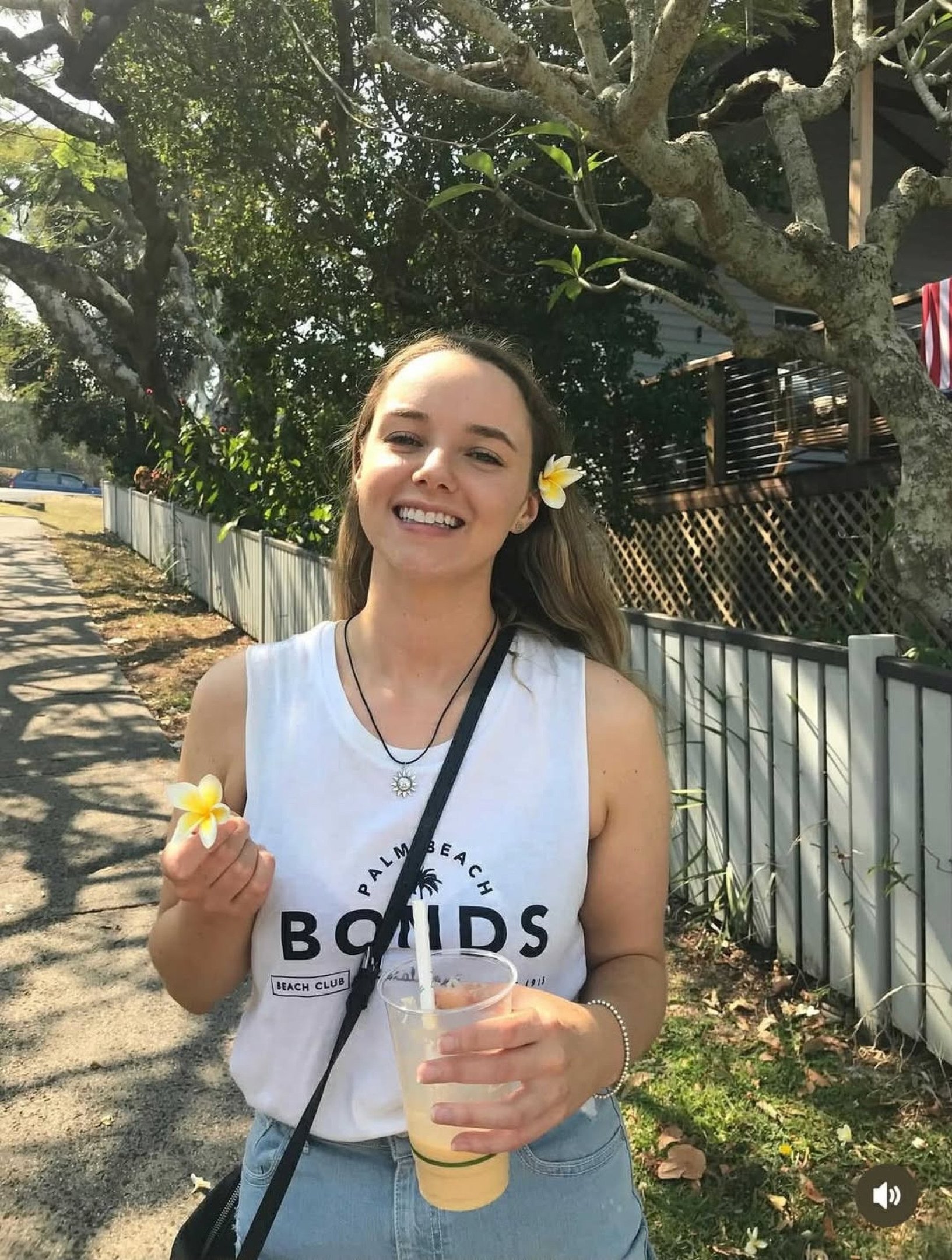 Influenciadora australiana morre aos 29 anos após complicação rara em parto domiciliar