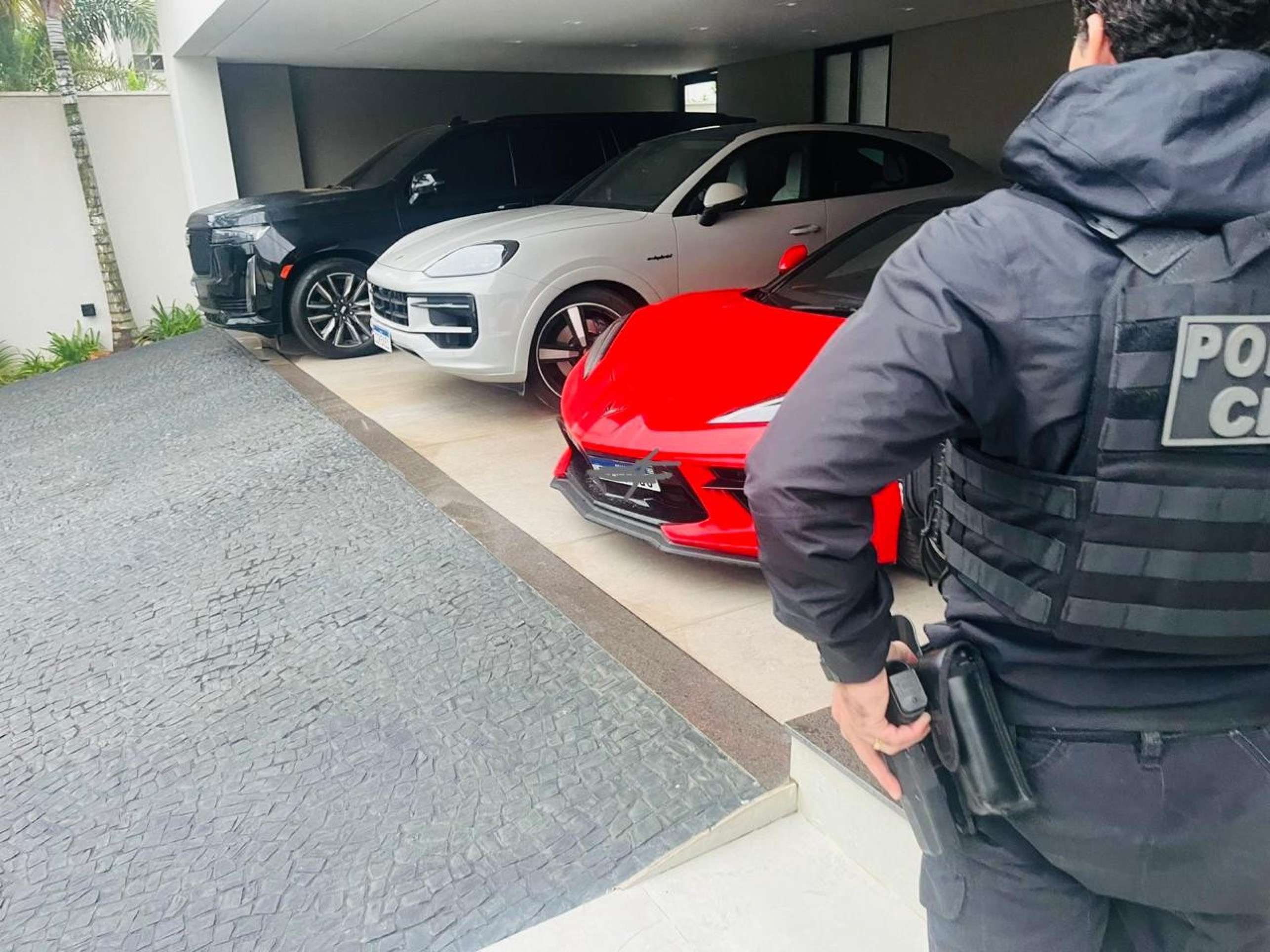A investigação também identificou a compra de carros de luxo e imóveis de alto padrão em nome de terceiros, indício de lavagem de dinheiro