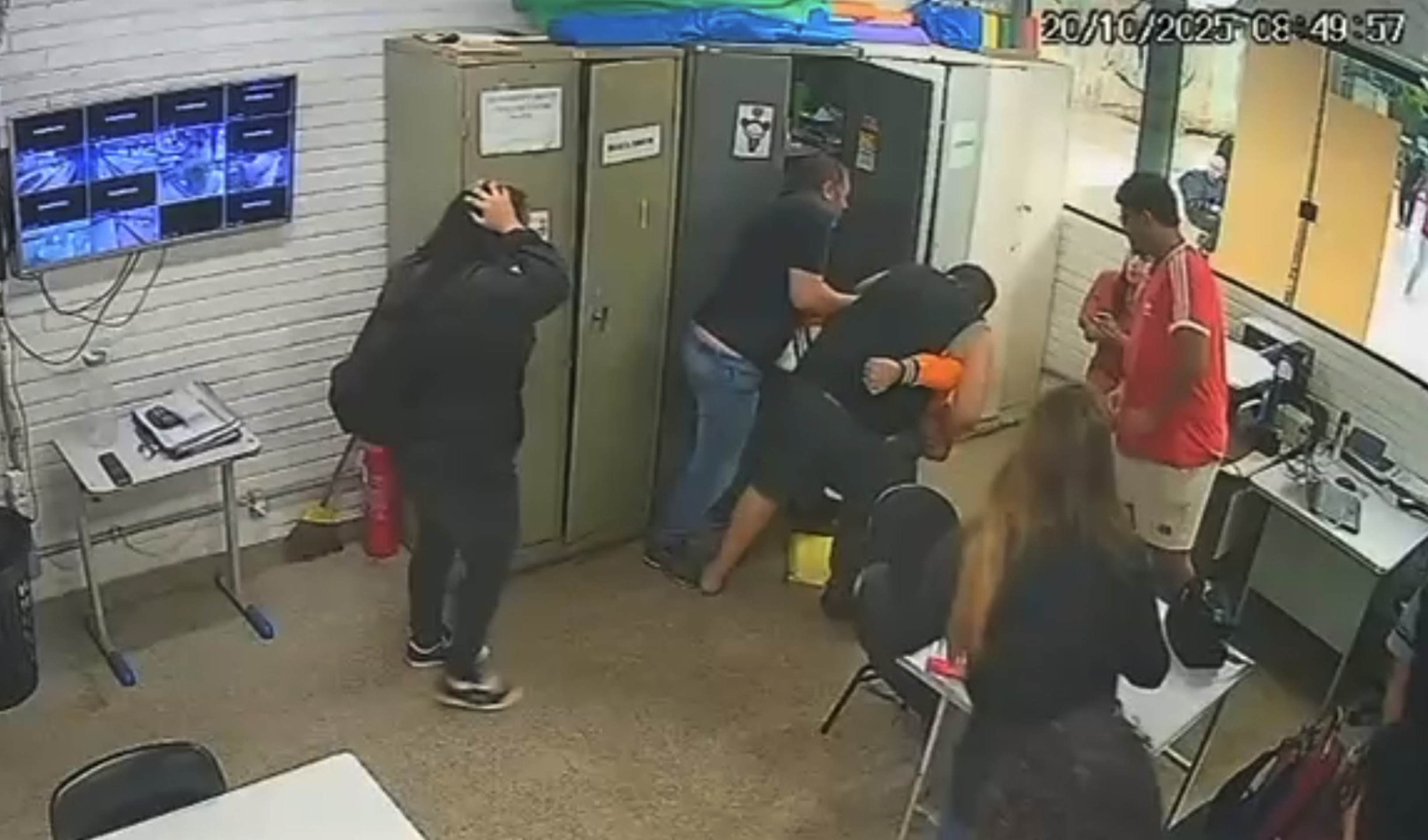 Veja momento em que professor é agredido dentro de escola no Guará