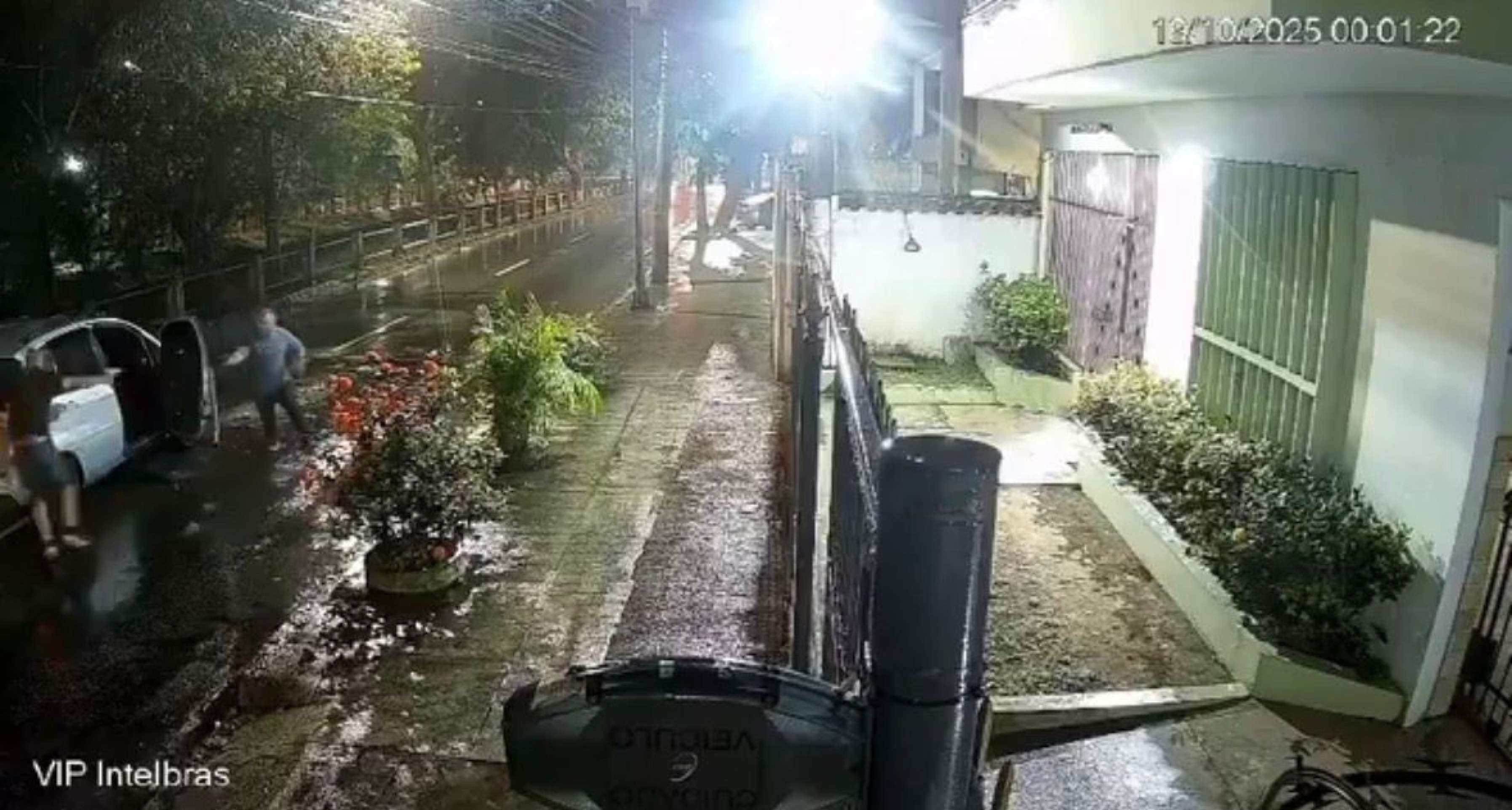 Imagens de câmera de segurança mostram momento de tiroteio entre PMs -  (crédito: Reprodução/Redes Sociais)