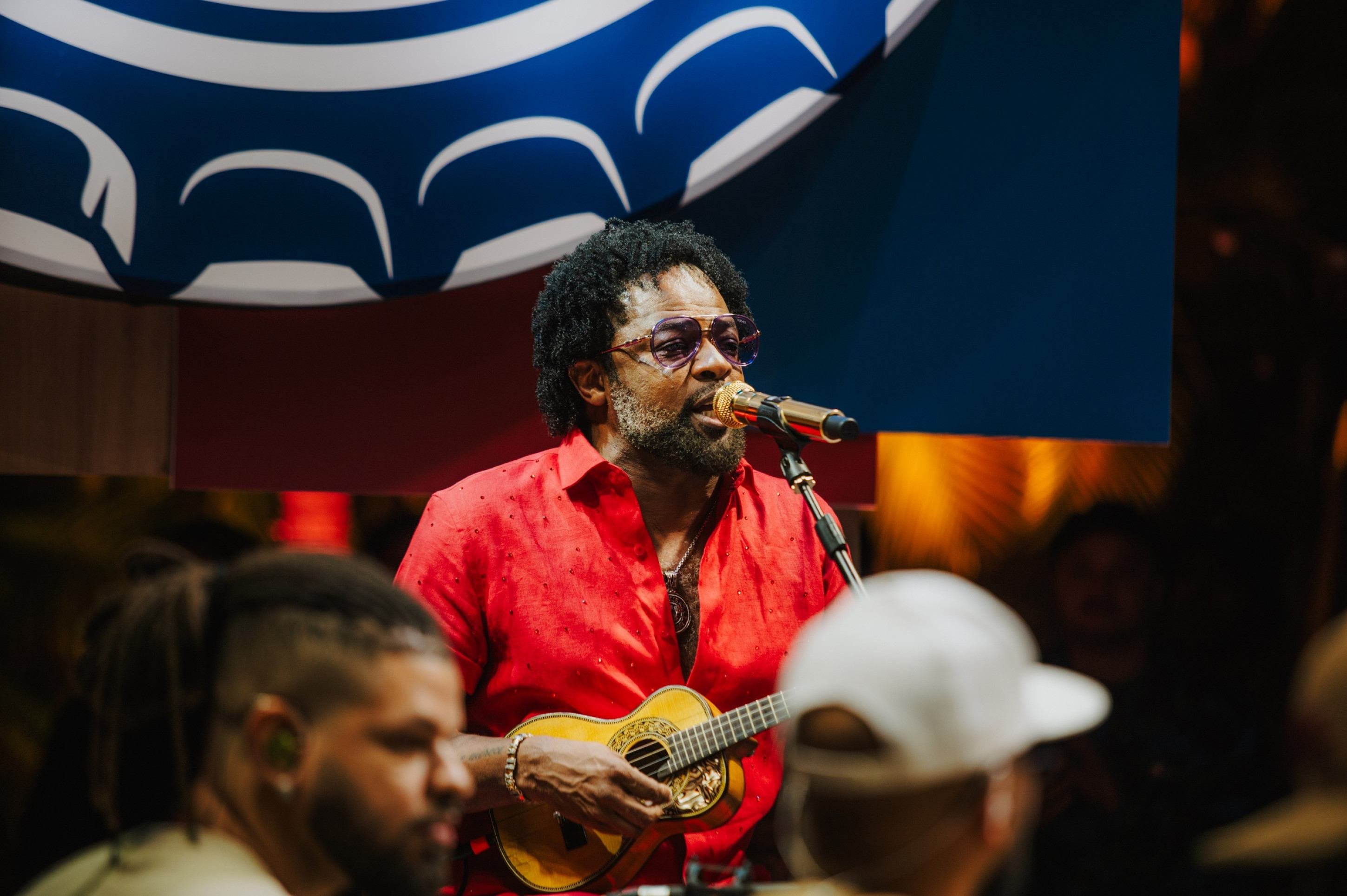 Xande de Pilares está de volta aos braços do povo