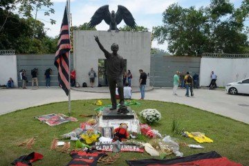 Homenagens relembram vítimas de incêndio - (crédito: Tomaz Silva/Agência Brasil) Homenagens relembram vítimas de incêndio - (crédito: Tomaz Silva/Agência Brasil)