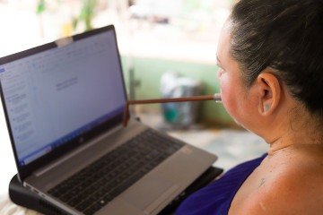 Eva Leite, escritora e artista plástica tetraplégica produz obras e escreve usando a boca - (crédito: Gláucia Souza) Eva Leite, escritora e artista plástica tetraplégica produz obras e escreve usando a boca - (crédito: Gláucia Souza)